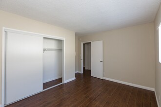 Vanowen in Van Nuys, CA - Foto de edificio - Building Photo