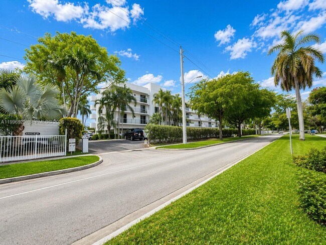 2370 NE 135th St in North Miami, FL - Building Photo - Building Photo