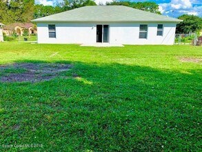 1006 Fairplay Ave NW in Palm Bay, FL - Foto de edificio - Building Photo