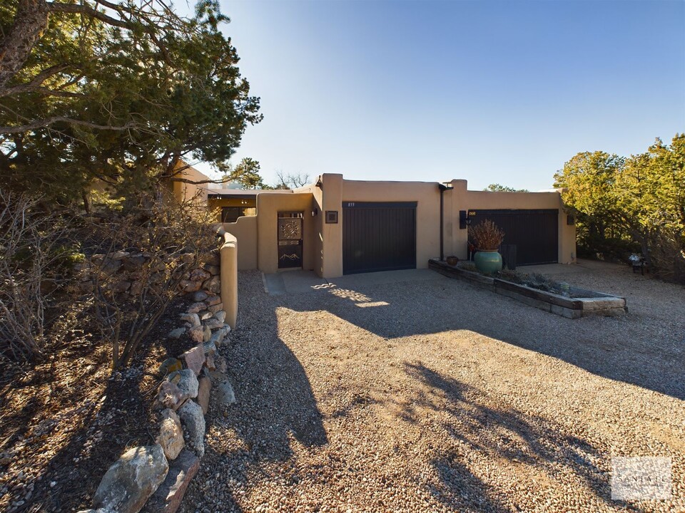 833 Los Lovatos Rd in Santa Fe, NM - Building Photo