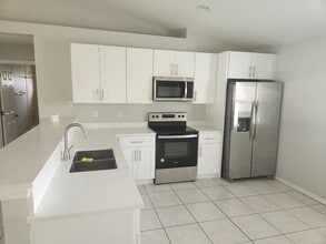 2536 SW 24th Ct in Cape Coral, FL - Foto de edificio - Building Photo