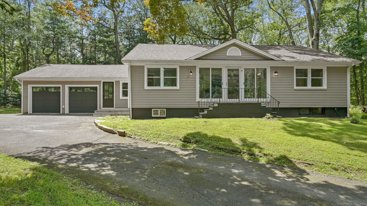 240 Great Plain Rd in Danbury, CT - Building Photo
