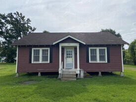 131 Castille St in Sunset, LA - Building Photo
