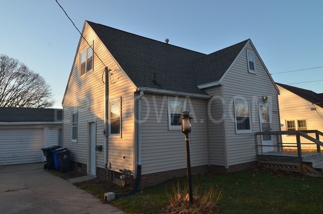 1229 Oakland Rd NE