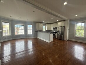 4 Langley Rd, Unit 2 in Boston, MA - Foto de edificio - Building Photo