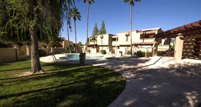 850 S River Dr, Unit 1018 in Tempe, AZ - Building Photo - Building Photo