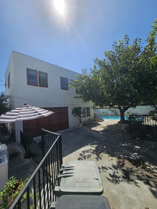935 N Florence St in Burbank, CA - Building Photo