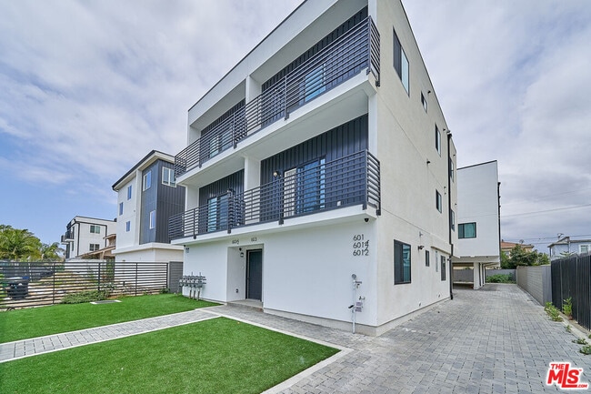 603 W 41st Pl in Los Angeles, CA - Building Photo - Building Photo