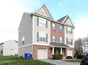 Valley Stream Village Townhomes in Newark, DE - Building Photo - Building Photo