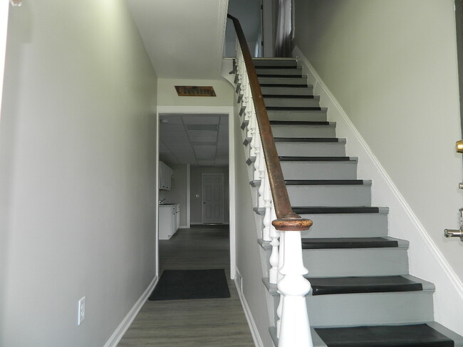 147 N Pleasant St in Oberlin, OH - Building Photo - Interior Photo