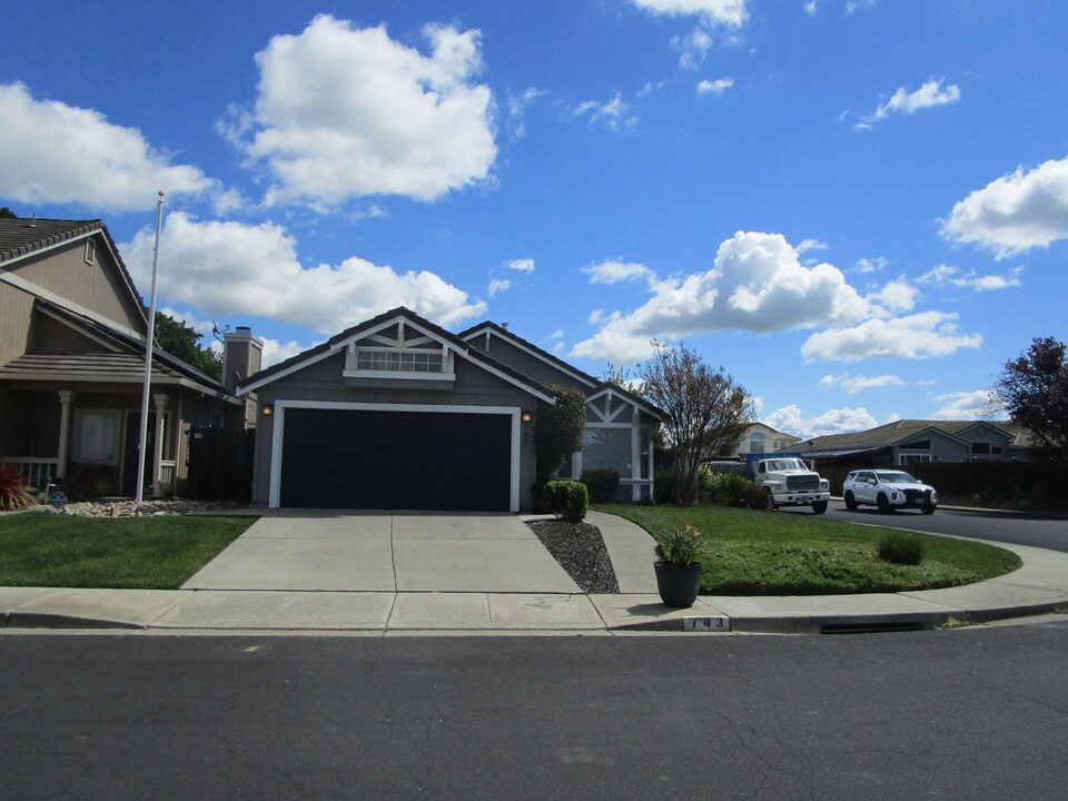 743 Poppy Cir in Vacaville, CA - Foto de edificio