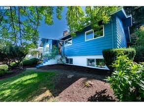 7323 SW Nevada Terrace in Portland, OR - Foto de edificio - Building Photo