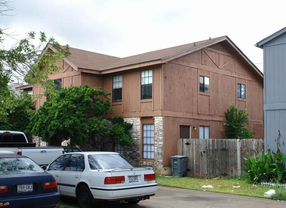 2615 Ektom Dr in Austin, TX - Foto de edificio