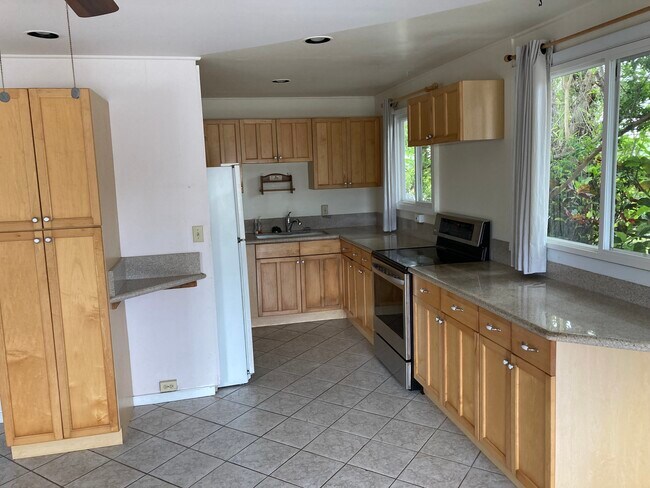 675 Kihapai St in Kailua, HI - Foto de edificio - Building Photo