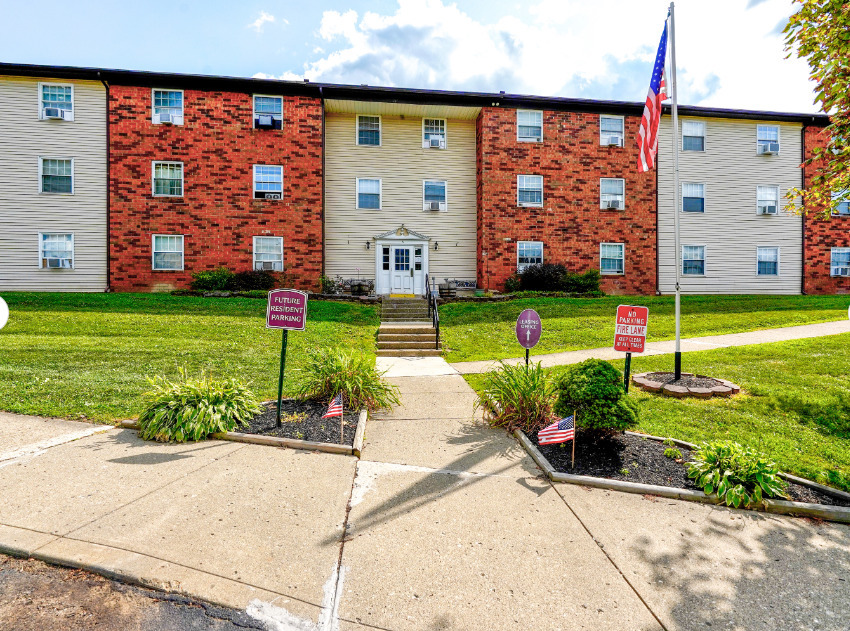 Colonial Estates in Mount Vernon, OH - Building Photo