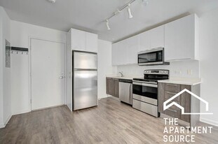 900 W Winona St, Unit 309 in Chicago, IL - Building Photo