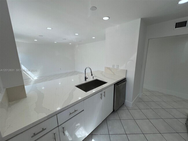 1308 Drexel Ave in Miami Beach, FL - Building Photo - Building Photo