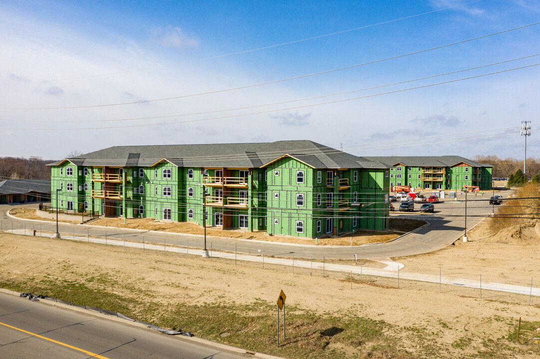 Rolling Hills Retirement Community in Commerce Township, MI - Foto de edificio