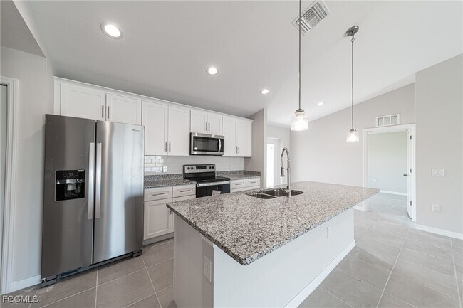 2122 NW 9th Ave in Cape Coral, FL - Building Photo - Building Photo