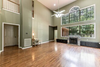 1002 Amesbury Ct in Huntsville, TX - Building Photo - Building Photo