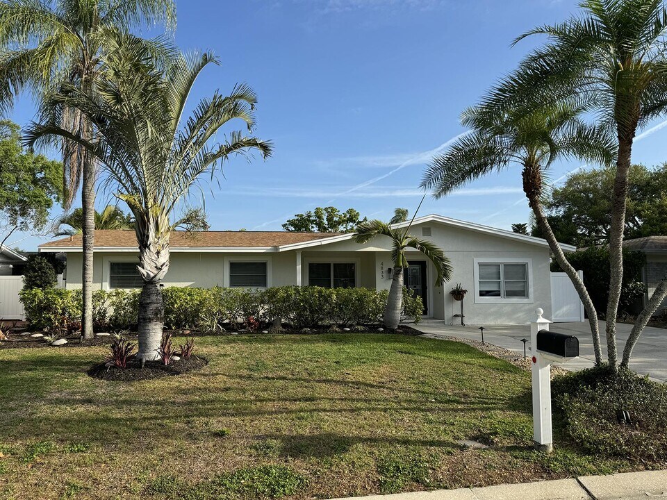 4833 W Bay Ct Ave in Tampa, FL - Building Photo