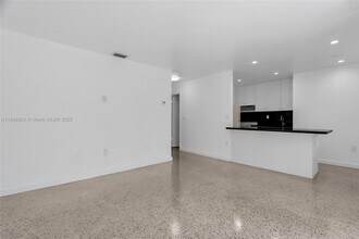559 SW 10th St in Miami, FL - Building Photo - Building Photo