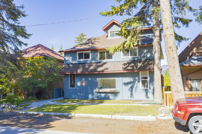 Cottage Bed And Breakfast in Banff, AB - Building Photo - Building Photo