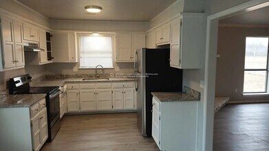 8009 E Lansing St in Broken Arrow, OK - Foto de edificio - Building Photo