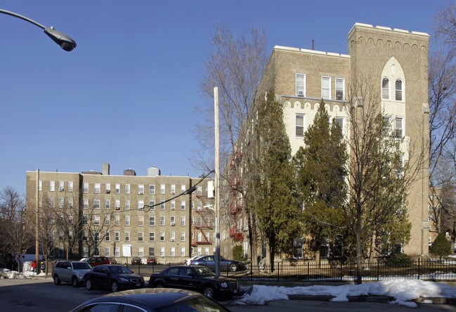 Wellington Court in Mount Vernon, NY - Foto de edificio - Building Photo