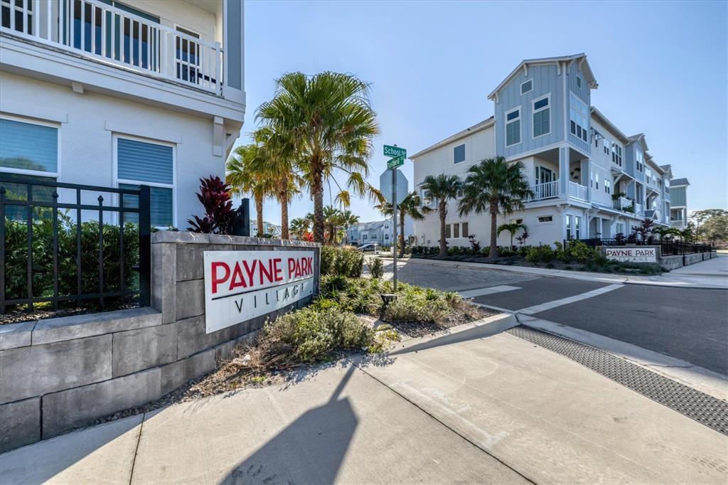 2313 Lindstrom St in Sarasota, FL - Building Photo