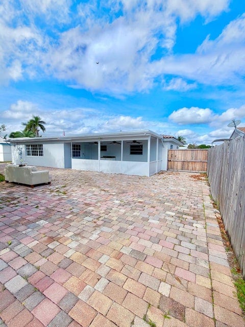 2594 West End Rd in West Palm Beach, FL - Foto de edificio - Building Photo