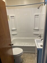 701 W Holmes Rd in Lansing, MI - Foto de edificio - Building Photo