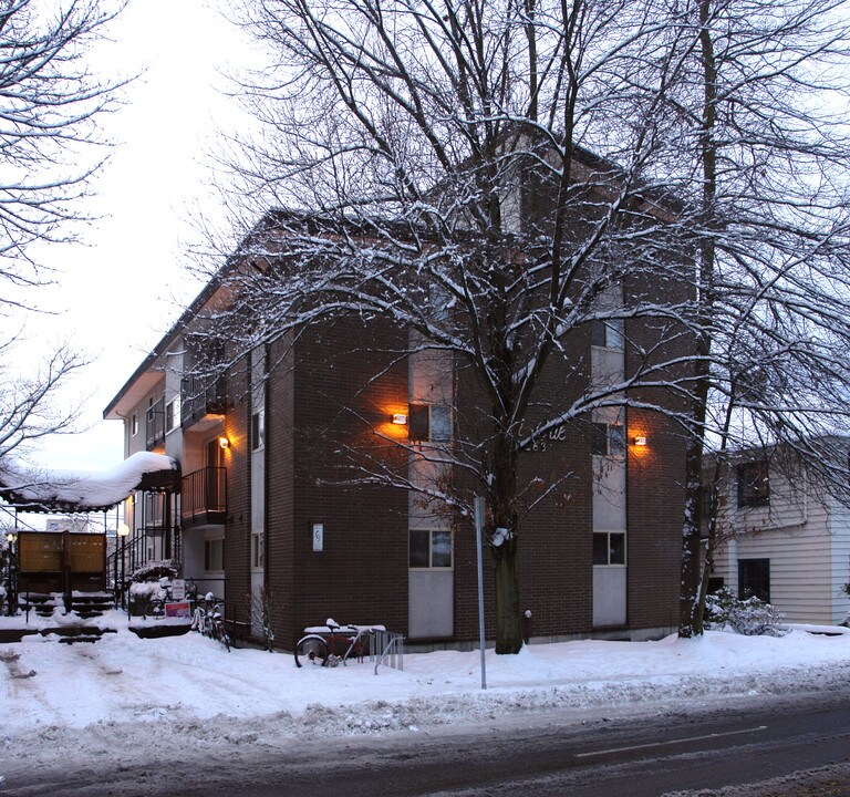 Twin Oaks in Seattle, WA - Building Photo