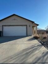 883 Vineyard Ave in Palisade, CO - Building Photo