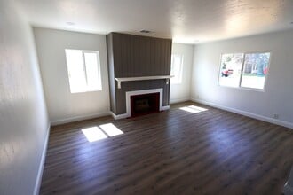 301 10th St in Bakersfield, CA - Building Photo - Building Photo