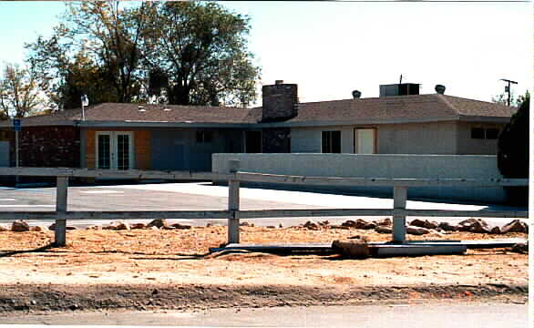 15637 Tuscola Rd in Apple Valley, CA - Building Photo