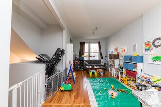 2341 W Montana St, Unit 1F in Chicago, IL - Foto de edificio - Building Photo