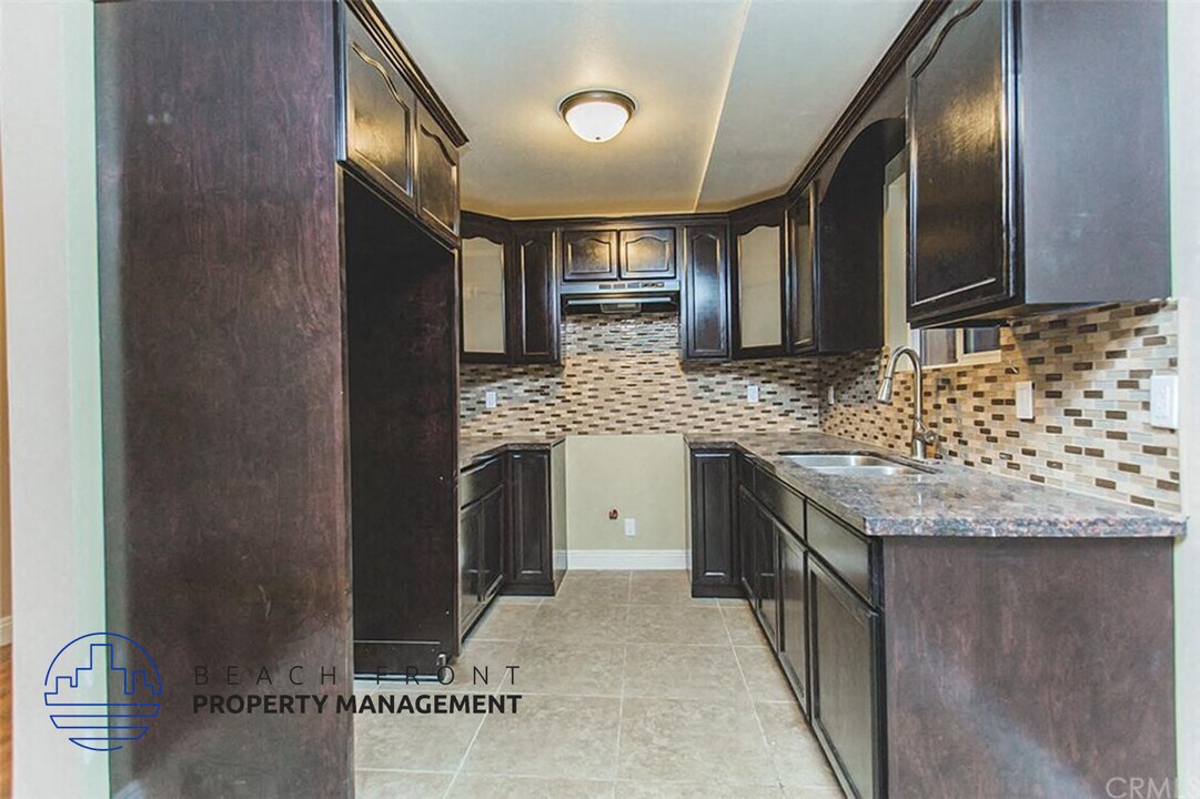 822-824 E. 75th St. in Los Angeles, CA - Building Photo