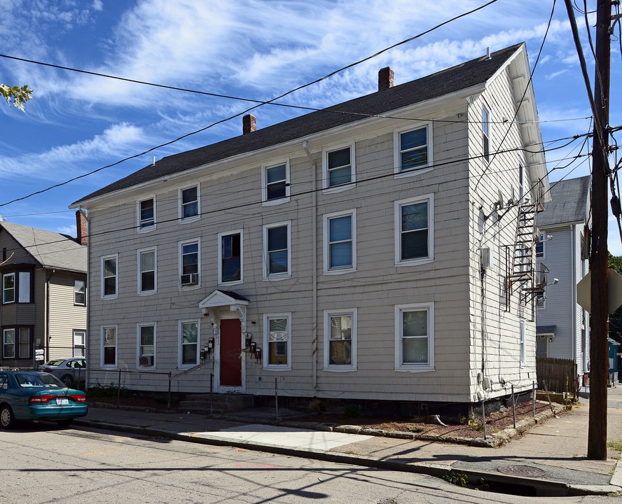 50 Garfield St in Central Falls, RI - Foto de edificio