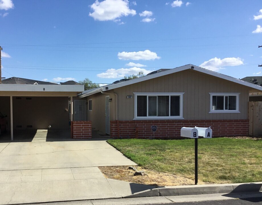 1041 Cherry Ln in Clovis, CA - Building Photo