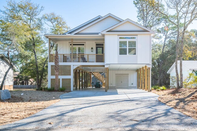 226 NE 46th St in Oak Island, NC - Foto de edificio - Building Photo