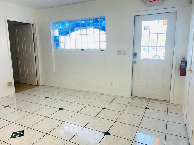 500 W Oakland Park Blvd in Wilton Manors, FL - Building Photo - Building Photo