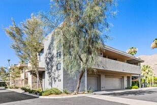 780 E Palm Canyon Dr in Palm Springs, CA - Building Photo