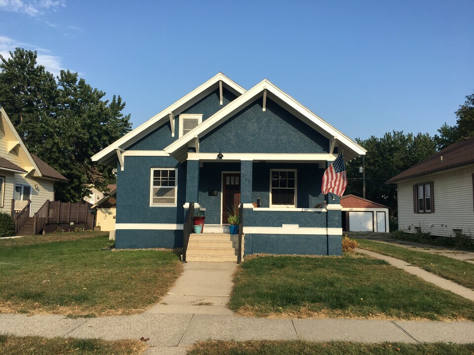 468 1st Ave NE in Le Mars, IA - Building Photo