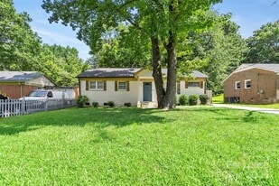 2521 Dora Dr in Charlotte, NC - Building Photo