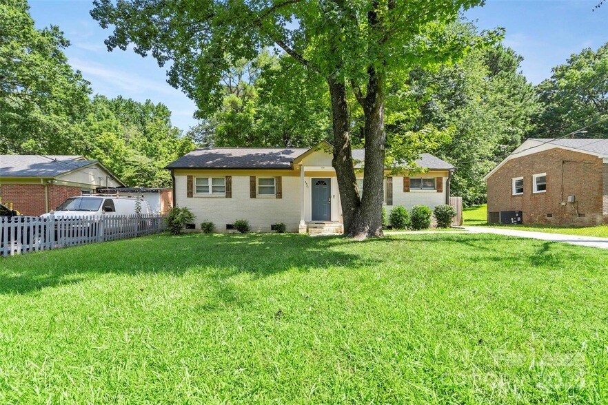 2521 Dora Dr in Charlotte, NC - Building Photo