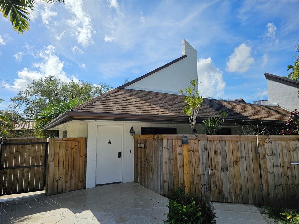 7749 SW 100th St in Miami, FL - Foto de edificio