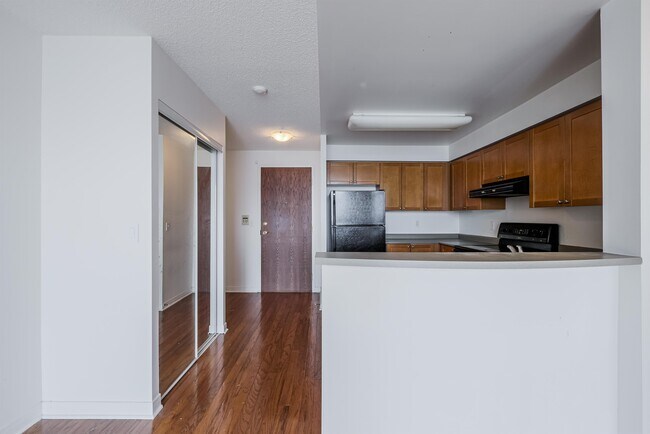 2545-2545 Erin Centre Blvd in Mississauga, ON - Building Photo - Building Photo
