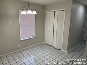 927 W Formosa Blvd in San Antonio, TX - Building Photo - Building Photo