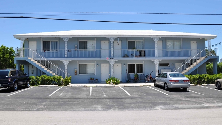 Lake Santa Barbara in Pompano Beach, FL - Building Photo